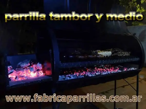 Parrilla tipo chulengo construida con tambor completo + medio tambor extendido, mayor superficie de cocción (0.562 m²), altura regulable, piso refractario y sistema de tiraje con chimenea. Ideal para reuniones grandes, uso familiar o gastronómico. Descubrí una forma más eficiente de asar, incluso con viento o clima inestable.