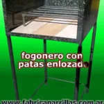 Fogonero enlozado con base refractaria y tejuelas Fara. Mayor durabilidad y rendimiento térmico. Compralo online y optimizá tu parrilla.