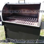 Parrilla chulengo rodante de tambor 200 L con parrilla regulable, tapa corrediza y mueble inferior para carbón y utensilios. Robusta, práctica y pensada para el asado.
