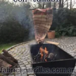 Asador de cruz con tambor y ladrillos refractarios. Regulable, resistente y versátil. Consultá stock y comprá directo de fábrica.