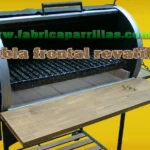 Agregá espacio de apoyo a tu parrilla con esta tabla rebatible con cadenas y bisagras. Práctica, firme y fácil de usar.